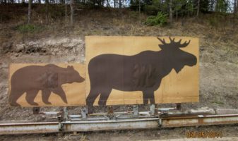 Ampumakokeissa käytettävät maalitaulut kiskoilla. Vasemmalla karhutaulu ja oikealla hirvitaulu.