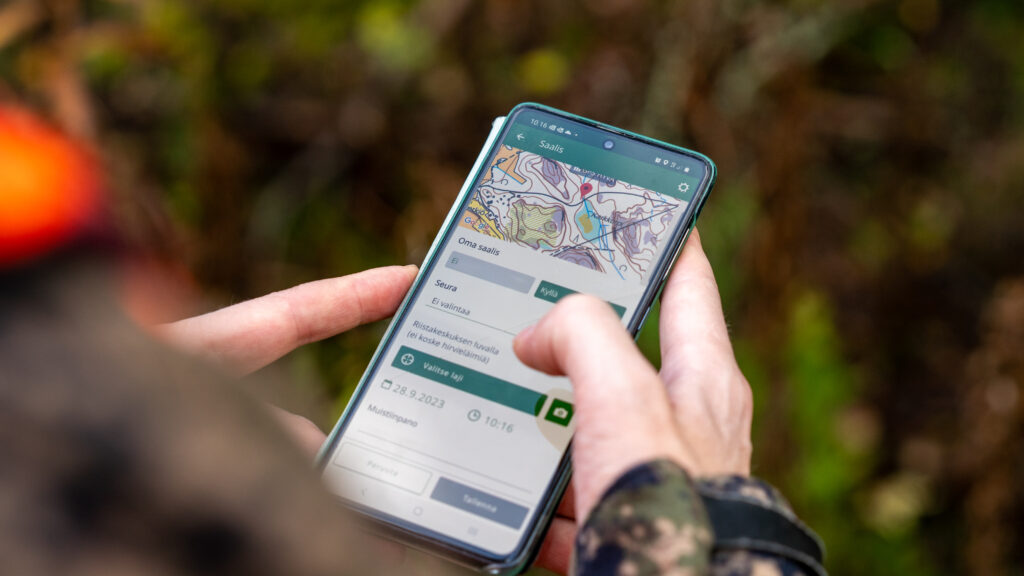 Metsästäjä kirjaa tietoja Oma riista -maastosovellukseen.